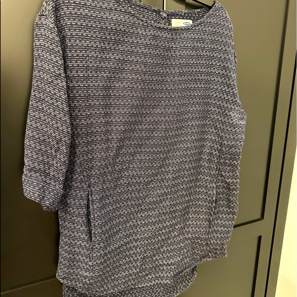 Old Navy Navy tunic with pockets slightly dropped hem in the back